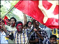 Các ủng hộ viên của Đảng Cộng sản ở Tây Bengal ăn mừng chiến thắng hôm 11 tháng Năm