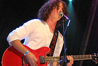 Ywain Gwynedd, prif-leisydd Frizbee