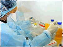 Xét nghiệm mẫu bệnh ở Viện Vệ sinh Dịch tễ Hà Nội