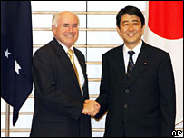 شینزو آبه ( راست) و جان هوارد