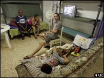 Kiryat Şimona'da sığınaklarda bekleyen İsrailliler