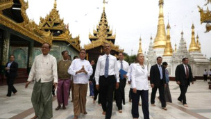 Obama và Clinton đến thăm Shwedagon ở Rangoon hôm 19/11