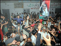 Oposição comemora resultados parciais em Karachi