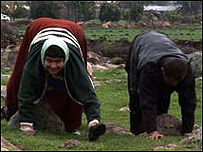 Integrantes de uma família que anda de quatro (Foto: Passionate Productions)