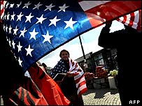 Một người đàn ông đang chạm vào lá cờ Mỹ ở Pristina, Kosovo, hôm 16 tháng 2 năm 2008