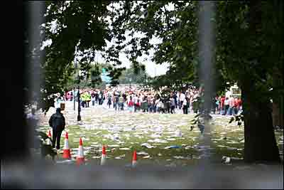 از لای حصار .... مردم به طرف صحنه بزرگ کنسرت میروند