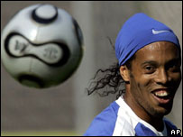 Ronaldinho Gaúcho durante treino da Seleção na segunda-feira