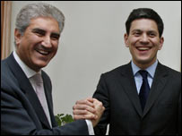 ڈیوڈ ملی بینڈ شاہ محمود قریشی کے ساتھ