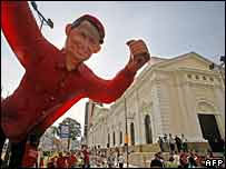 Imagem gigante do presidente da Venezuela, Hugo Chávez, em frente à Assembléia Nacional, em Caracas