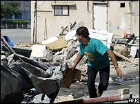 جوان فلسطينی با نزديک شدن نيروهای اسرائيلی در جباليا می گريزد