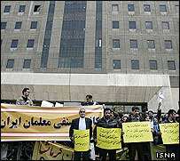 تجمع معلمان مقابل ساختمان مجلس