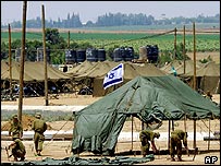 İsrail askerleri çadır kuruyor
