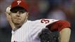 Roy Halladay lanza la pelota durante su juego sin hits ni carreras frente a Cincinnati