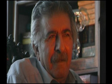 منوچهر آتشی در نمایی از فیلم یادها،بوسه ها و خنجرها ساخته روجا چمنکار