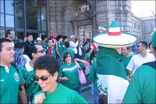 墨西哥球迷涌进纽伦堡火车站