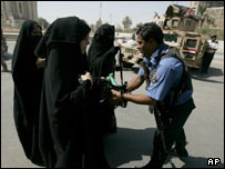 بازبینی وسایل شخصی زنان زائر در کاظمیه