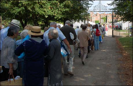 Queue to be seen at the Antiques Roadshow