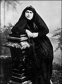 زن قجر- عکس تزئينی است