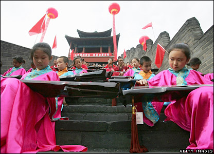  Sinh viên chơi nhạc cụ tại Vạn lý Trường thành.