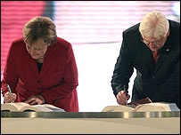 A chanceler alemã Angela Merkel e o ministro do Exterior alemão, Frank-Walter Steinmeier, assinam o tratado