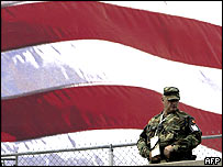 Hlídka před budovou, kde se bude sjezd konat