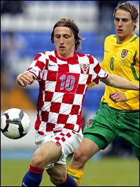 Modric oedd yn rhedeg y sioe i Groatia yng nghanol cae