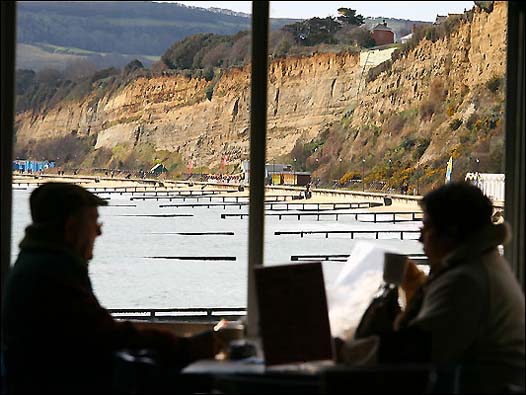 走累的话可以在咖啡馆坐下来休息片刻，享受周围的美景。