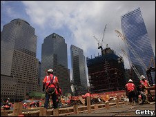 عمال في موقع برجي مركز التجارة