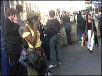 Pessoas falando ao celular em Londres