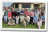 Ymlaen wedyn i ymlwybro i fyny Bryn y Fardre i chwilio am y castell, ac fel y gwelwch, roedd golwg wedi ymlâdd ar ambell un. Ta waeth, wnaeth hynny ddim rhoi stop ar y rhai mwyaf 'ffit' i ddringo i ben y copa.