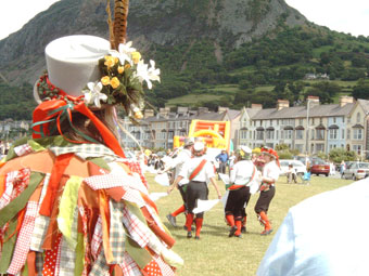 Dawnsio Morris ar lan y môr 