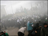 Refah geçiş noktasında Filistinli kadınlara tazyikli suyla müdahale