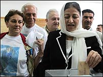 Libanonská volička odevzdává hlas