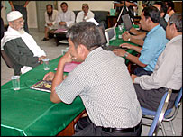 Bašír sedí úplně vlevo