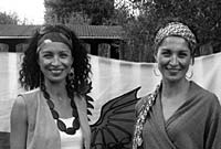 Yn y saithdegau roedd tri par o efeilliaid yn yr ysgol. Dyma un ohonynt,Sandra a Julie Davies