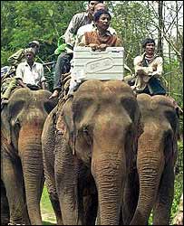 Funcionários de órgão eleitoral perto de Guwahati, em Assam, na Índia