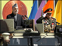 حامد کرزی و وزیر دفاع افغانستان قبل از تیراندازی در مراسم در کابل