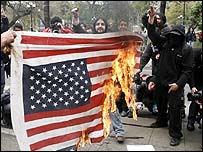 Manifestantes queimam bandeira dos EUA em protesto em Santiago
