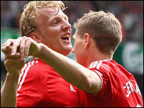 库伊特和杰拉德庆祝