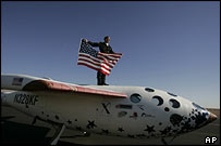 برايان بينی، خلبان، بر سفينه فضايی يک ايستاده است