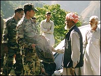 سربازان ميان روستاييان پتو توزيع می کنند