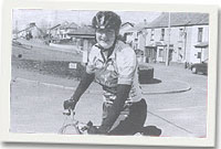 Elin Thomas ar ei beic