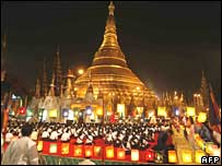 Lính lại tới gác quanh đền Shwedagon ở Rangoon hôm thứ sáu ngày 26 tháng 10 năm 2007