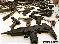Armas de verdade e réplicas apreendidas em Manchester, novembro de 2006