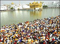 स्वर्ण मंदिर में लोगों का ताँता
