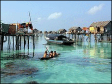 Palafitos del pueblo Bajau Laut, en la Isla de Borneo