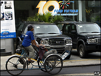 Vietnam sokaklarında bir Ford mağazası