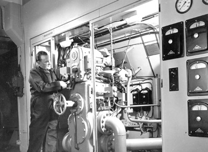 Bob Charles gyda'r rheolydd sy'n rheoli estyll y twrbein