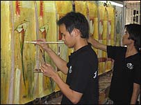 तैयार होती कलाकृतियाँ 