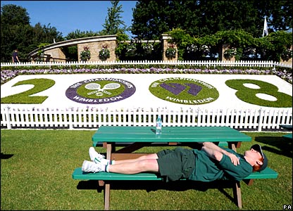 Một nhân viên phục vụ giải Wimbledon